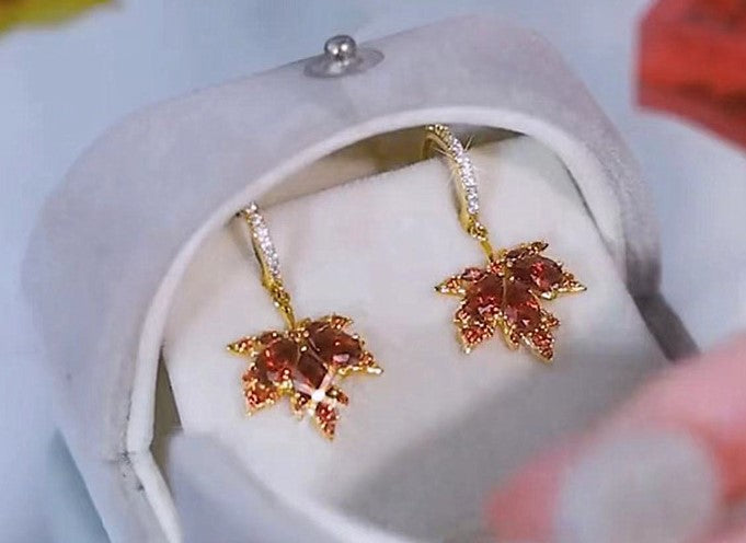 Maple Leaf Earrings Women'sRetro Minority Simple And Light Luxury Ear Rings